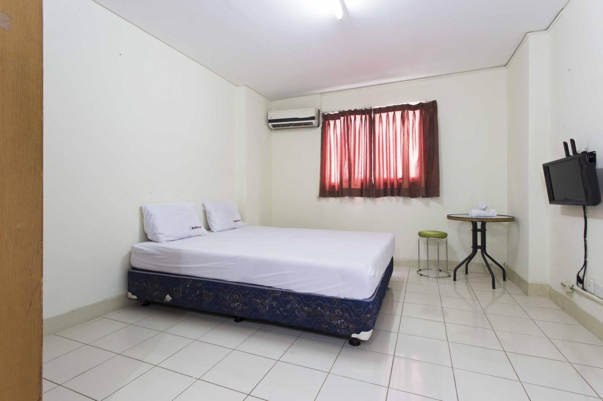 ג'קרטה Reddoorz Apartment @ Pulo Gadung מראה חיצוני תמונה