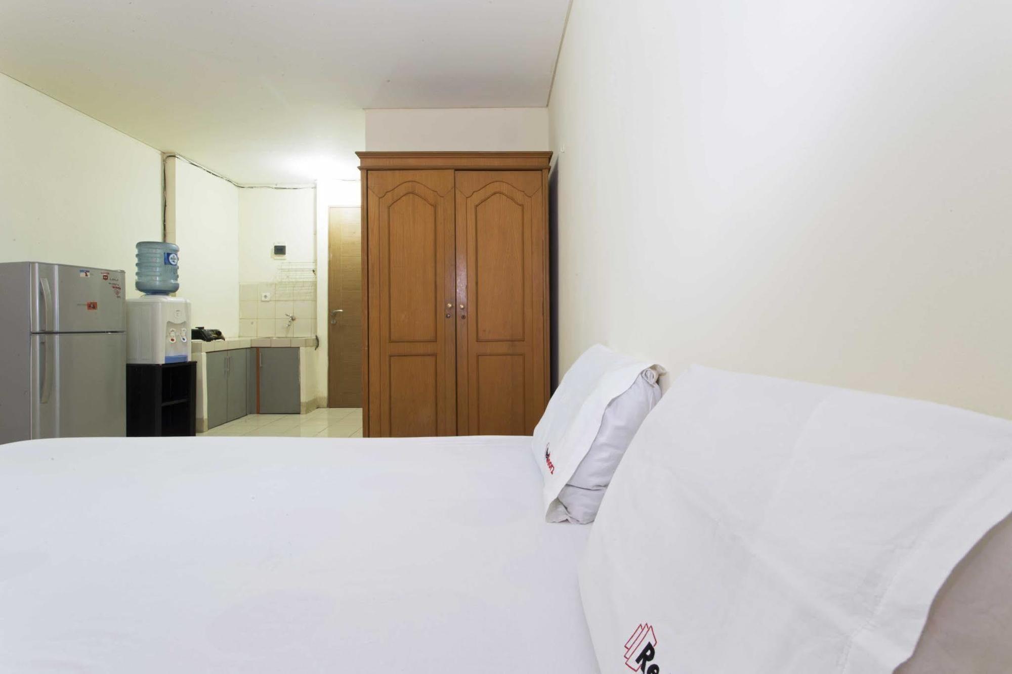 ג'קרטה Reddoorz Apartment @ Pulo Gadung מראה חיצוני תמונה