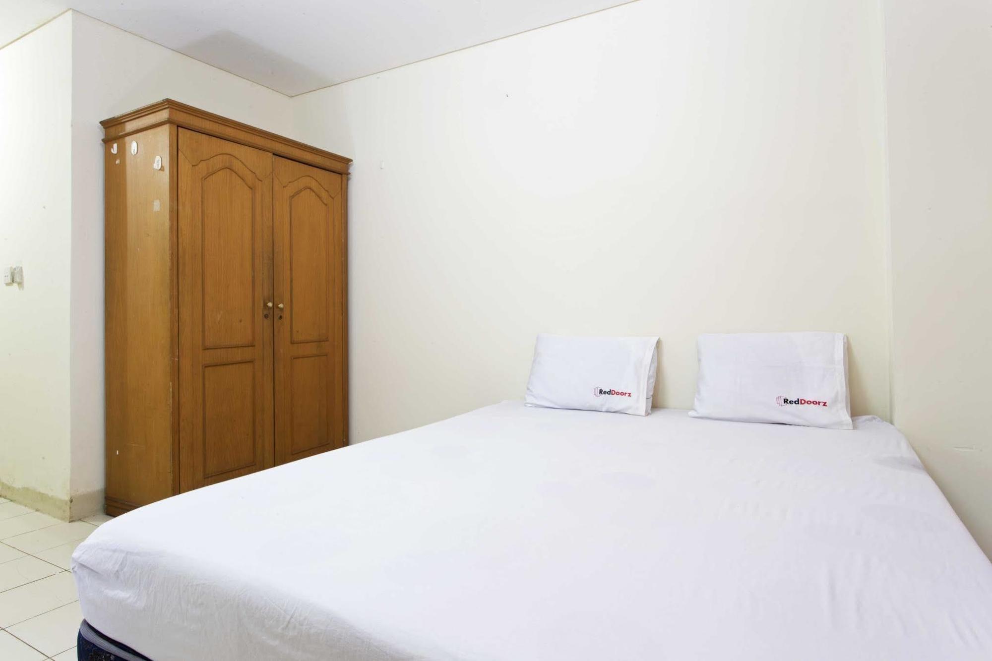 ג'קרטה Reddoorz Apartment @ Pulo Gadung מראה חיצוני תמונה
