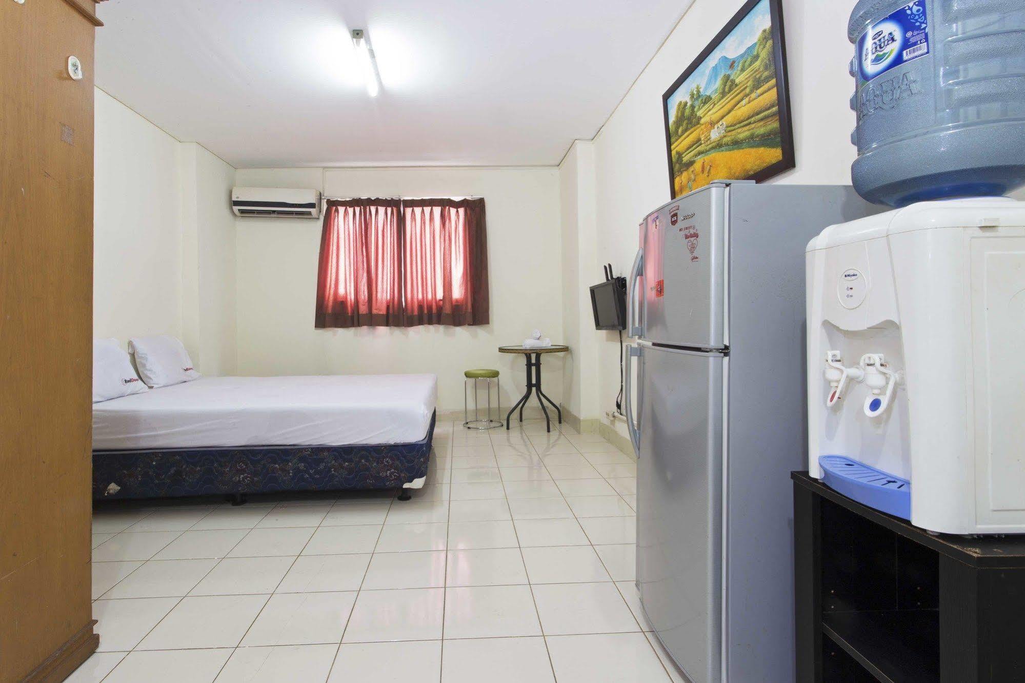 ג'קרטה Reddoorz Apartment @ Pulo Gadung מראה חיצוני תמונה